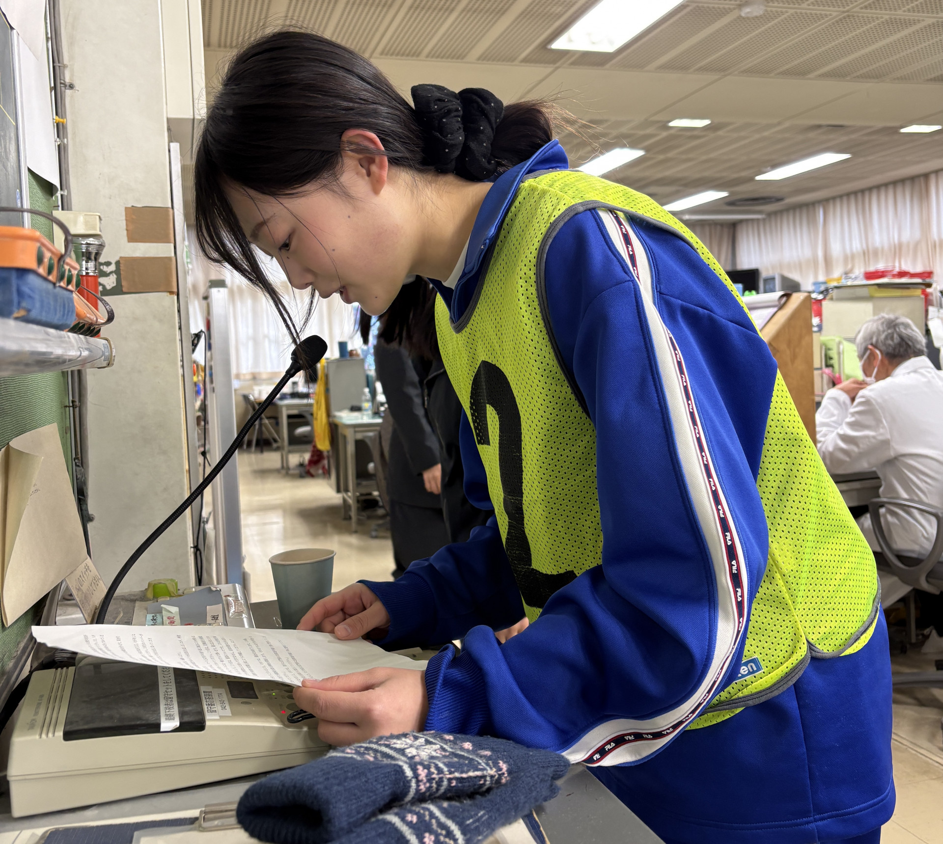 横　放送で案内